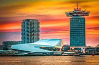 Moderne gebouwen aan de oevers van Amsterdam bij zonsondergang