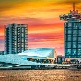 Moderne Gebäude an den Ufern von Amsterdam bei Sonnenuntergang von Fotografiecor .nl