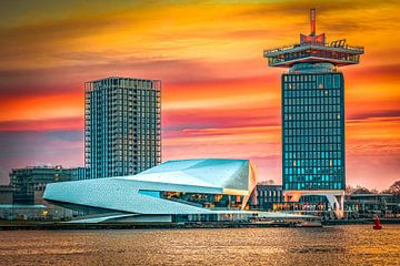 Moderne gebouwen aan de oevers van Amsterdam bij zonsondergang