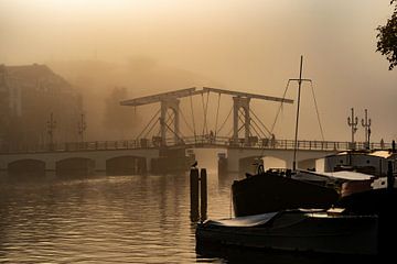 Amsterdam, Skinny Bridge im Nebel von Mick de Jong