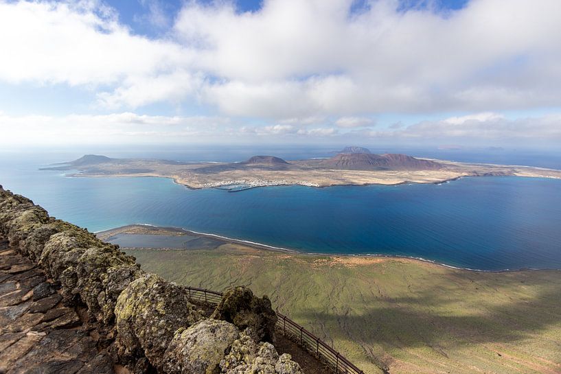 Vue panoramique de l'île La Graciosa depuis le point de vue Mirador del Rio sur l'île Lanzarote par Reiner Conrad