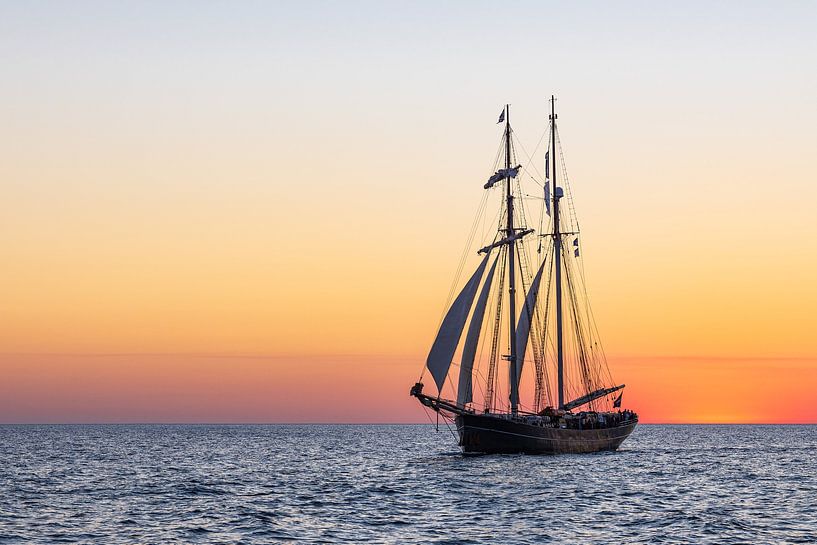 Segelschiff im Sonnenuntergang auf der Hanse Sail in Rostock von Rico Ködder