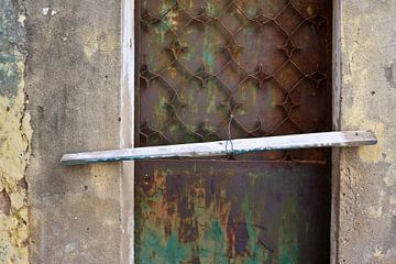 Tür verlassenes Haus Algarve von Marieke van der Hoek-Vijfvinkel