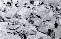Scree veld van achthoekige basalt kolommen bij Devils Tower, USA.