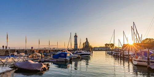 De haven van Lindau aan het Bodenmeer bij zonsondergang