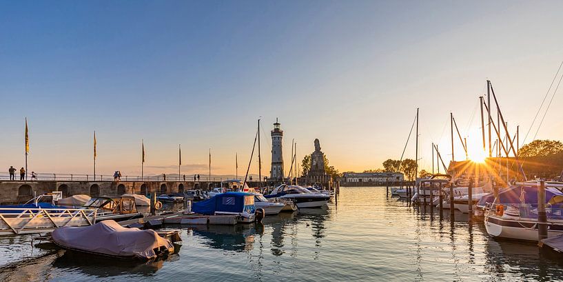 Hafen von Lindau am Bodensee bei Sonnenuntergang von Werner Dieterich