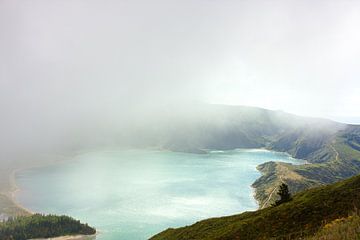 Kratermeer in de wolken