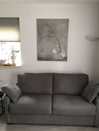 Stilleben mit einer Vase und einem Blütenzweig im japanischen Stil