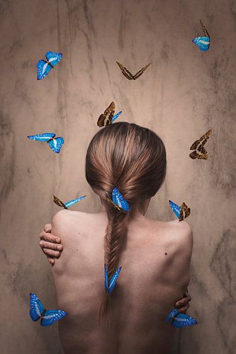 Elegante Foto van Vrouwelijke Rug met Vliegende Vlinders - Rust en Dynamiek