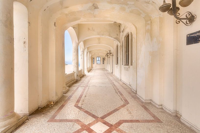Couloir du Casino de Constanta. par Roman Robroek - Photos de bâtiments abandonnés