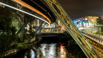 Schwebebahn Wuppertal in der Nacht