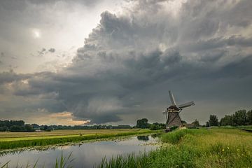 Supercel onweersbui boven Hollands landschap van Menno van der Haven