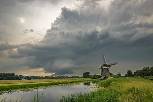 Supercel onweersbui boven Hollands landschap