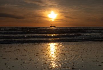 Bateau de pêche sur la côte de la mer du Nord au coucher du soleil sur Bram Lubbers