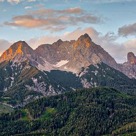 Montagnes pendant le coucher de soleil dans les Alpes sur Kevin Baarda