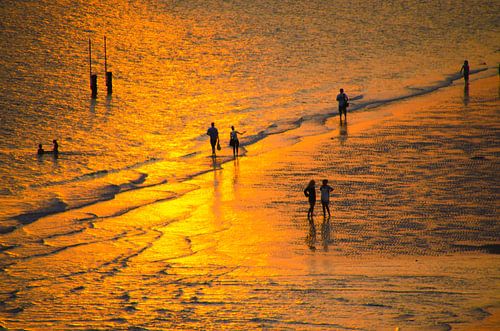 Ein Strandweg entlang dem Strand während eines Sonnenuntergangs