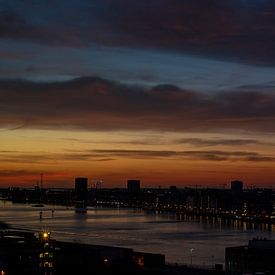 Blau orange Sonnenaufgang über Amsterdam von Thijs van Laarhoven