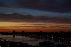 Blauw oranje zonsopkomst boven Amsterdam van Thijs van Laarhoven