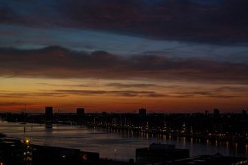 Blauw oranje zonsopkomst boven Amsterdam van Thijs van Laarhoven