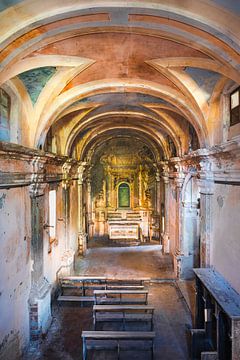 Verlaten Kapel met Warme Kleuren. van Roman Robroek - Foto's van Verlaten Gebouwen
