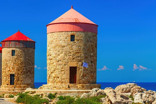 Oude windmolengebouwen met kleurrijk dak