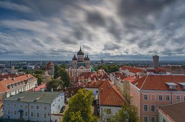 Vue de la vieille ville de Tallinn - Estonie sur Marcel Kerdijk