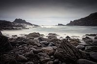 Felsenküste und tosendes Meer am Strand von Laje auf Madeira