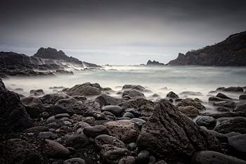 Felsenküste und tosendes Meer am Strand von Laje auf Madeira