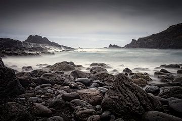 rotsige kust en woeste zee bij Laje Beach op Madeira van gaps photography