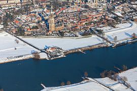 Luftaufnahme der Cunerakerk in Rhenen im Schnee von Huisinga Fotografie