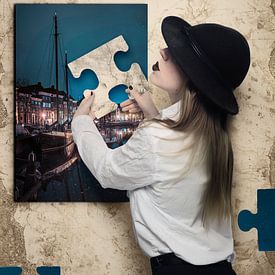 Neurodiversität in der Kunst - Frau mit Puzzleteil von der Wand | Inspirational Solutions von Elianne van Turennout
