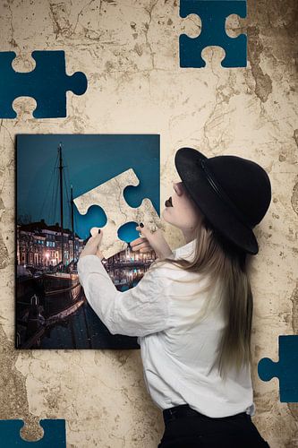 Neurodiversiteit in Kunst - Vrouw met Puzzelstukje van Muur | Inspirerende Oplossingen