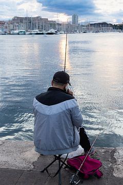 Visser in Vieux Port, Marseille, Frankrijk van Jochem Oomen