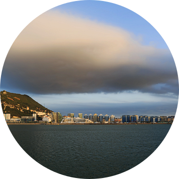Gibraltar panorama met reuzenwolk