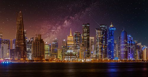 Doha Qatar skyline bij nacht