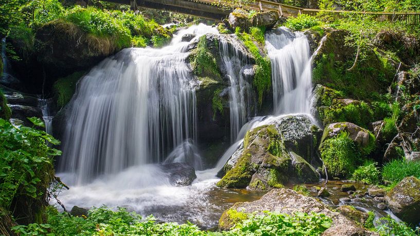 Chute d'eau magique avec soleil et pont dans une belle lumière enchanteresse par adventure-photos