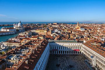 Bâtiments historiques de la vieille ville de Venise en Italie sur Rico Ködder