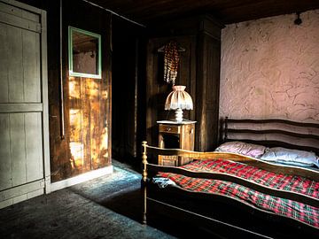 Slaapkamer verlaten huisje (urbex) van Helga fotosvanhelga