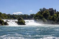 Chutes de Schaffhouse, vue panoramique avec chutes d'eau et pont en été, Suisse