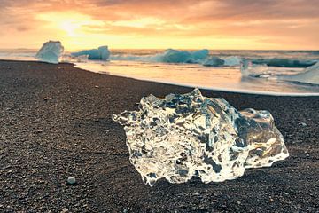 IJsblok op het strand van Jökulsárlón tijdens zonsondergang in IJsland van Sjoerd van der Wal