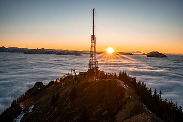 Bij zonsondergang komen de Allgäuer Alpen uit de zee van mist tevoorschijn en tonen een geweldige sf van Leo Schindzielorz
