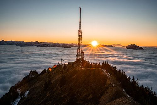 Bij zonsondergang komen de Allgäuer Alpen uit de zee van mist tevoorschijn en tonen een geweldige sf
