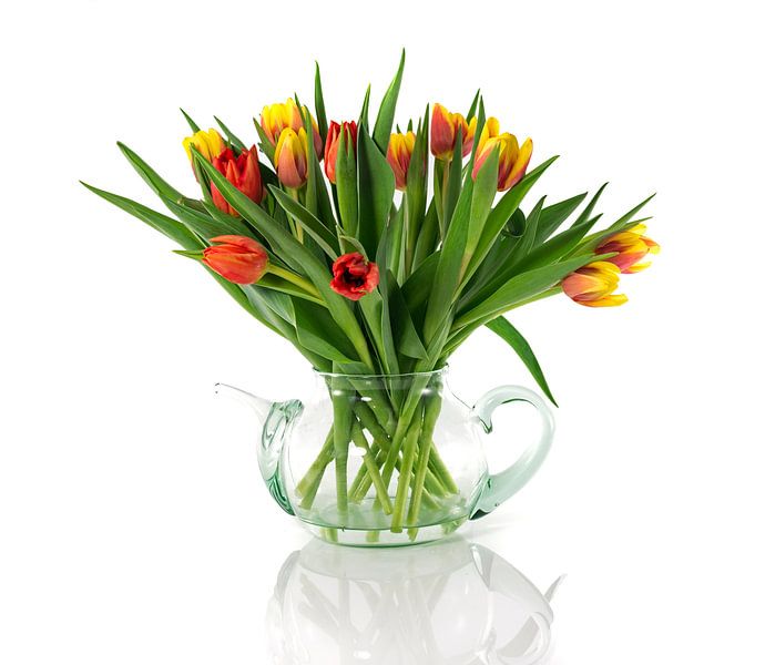 rode en gele tulpen in  glazen pot van ChrisWillemsen
