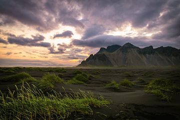 Zonsondergang op het strand van Stokksnes