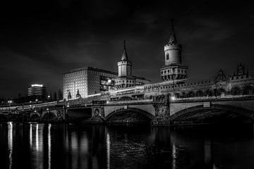 Oberbaumbrücke over de Spree in Berlijn 05 van ahafineartimages