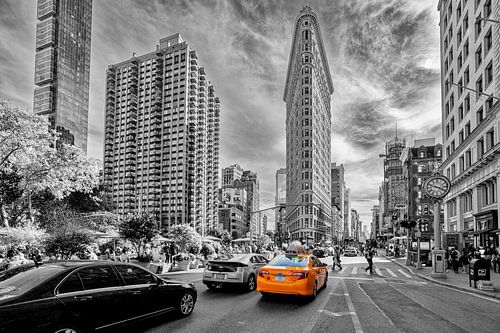 Taxi vor dem Flatiron Building in New York mit Colorkey Effekt