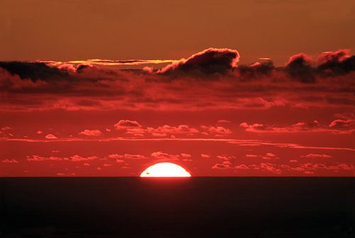 Ondergaande zon boven de oceaan