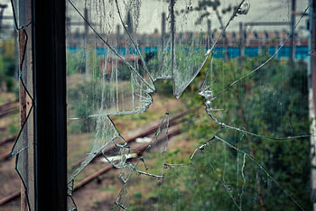 Door de gebroken lens