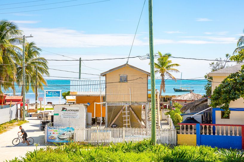 Zeezicht vanaf het hotel op het kleurrijke Caye Caulker in Belize van Michiel Ton