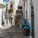 Kleine blaue Vespa in einer Gasse. von Yvonne van der Meij Miniaturansicht